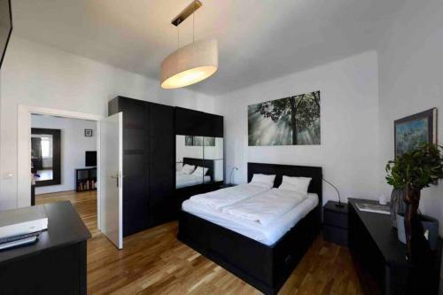 Spacious 1 Br City Apartment Belvedere