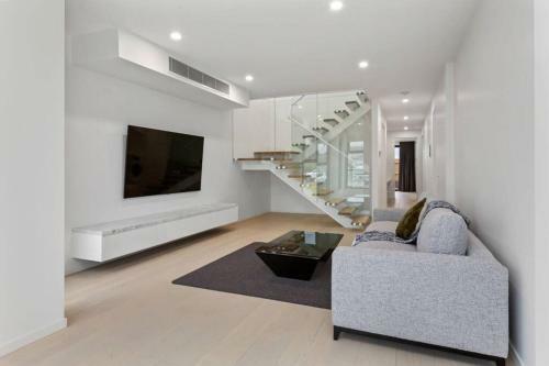 Luxurious 4 Bedroom Ocean View Holiday House