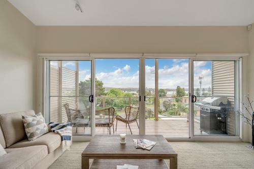 Water View Home- Minutes To Town