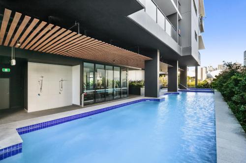Resort-style Apartment With Balcony, Pool And Gym