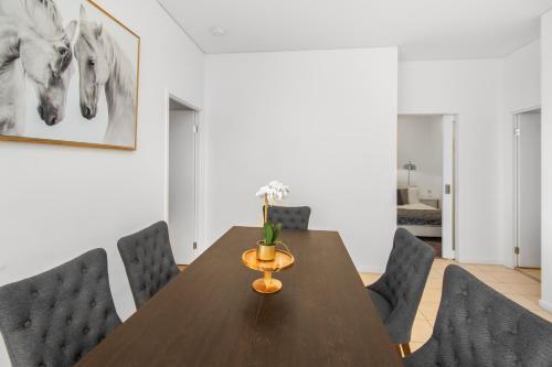Top Floor 3 Bed Apartment With Million Dollar Views