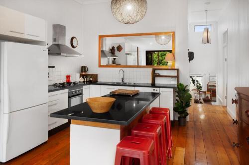 Apartamento Beautiful Family Home With Deck, Yard And Parking