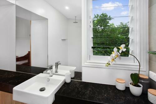 Apartamento Beautiful Family Home With Deck, Yard And Parking