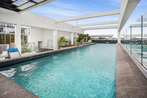 Apartamento Slick 2-bed Valley Pad With Balcony And Rooftop Pool