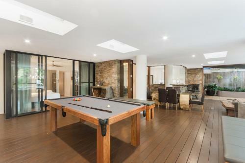 Luxury Pool Side Apartment In Beachfront Resort