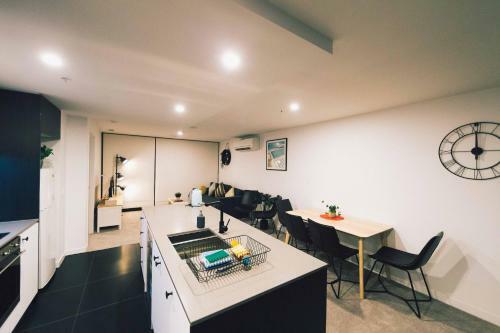 "mid Night" Apartment Canberra City Onsite Parking