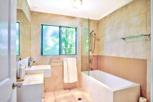 Coolum Beach 3 Level Townhouse Private Rooftop Terrace Spa Overlooking Mount Coolum