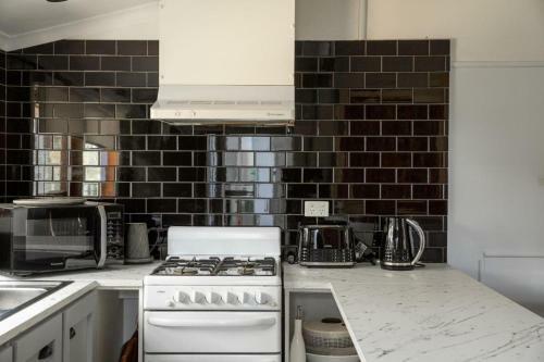 Splinters Cottage - Lakeside Retreat