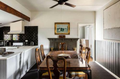 Splinters Cottage - Lakeside Retreat