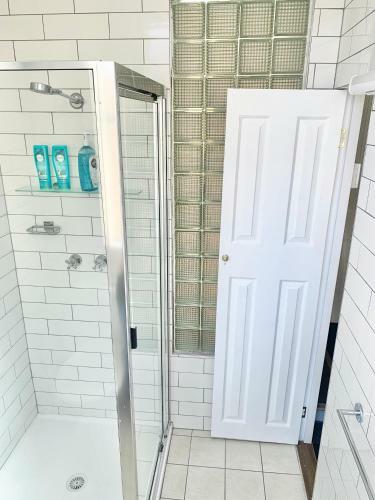 New England Rest Apartments-unit A