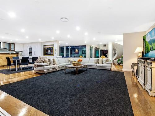 4.5 Million Dollar Dream Mansion In Surfers Paradise