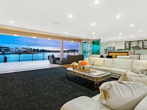 4.5 Million Dollar Dream Mansion In Surfers Paradise