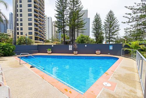 Resort Style Beach Apartment - Surfers Paradise
