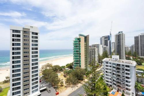 Resort Style Beach Apartment - Surfers Paradise