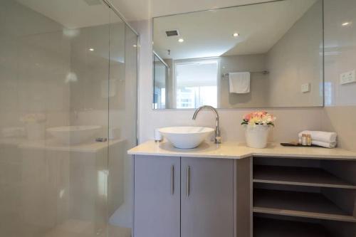 Resort Style Beach Apartment - Surfers Paradise