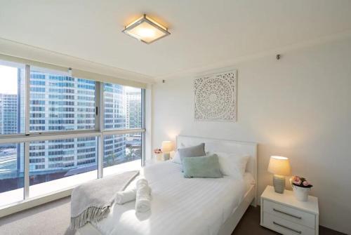 Resort Style Beach Apartment - Surfers Paradise