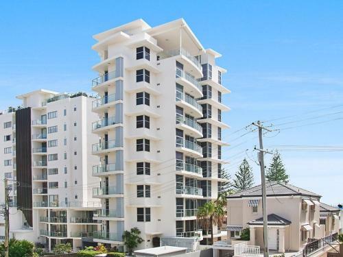 Ciel Unit 2 - Modern 2 Bedroom Plus Study, Beach Side Apartment With Wi-fi