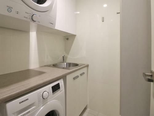 Ciel Unit 2 - Modern 2 Bedroom Plus Study, Beach Side Apartment With Wi-fi