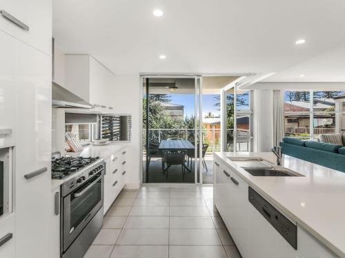 Ciel Unit 2 - Modern 2 Bedroom Plus Study, Beach Side Apartment With Wi-fi