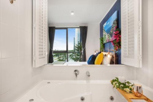 Apartamento Chic Water-view Unit With Spa Bath 500m From Beach