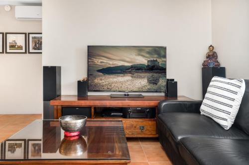 Lovely Apartment With Bbq Deck And Yard Near Beach