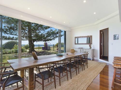 Abode On Bilinga - Absolute Beachfront Holiday Home Walk Over The Sand Dunes To The Ocean