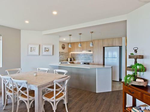 Tahnee Court Unit 3 - Absolute Beachfront Apartment