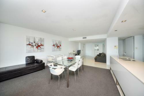 Deluxe Private Apartment In Surfers Paradise