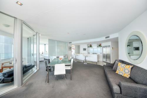 Deluxe Private Apartment In Surfers Paradise