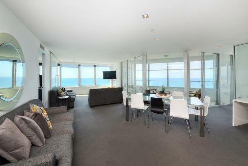 Deluxe Private Apartment In Surfers Paradise