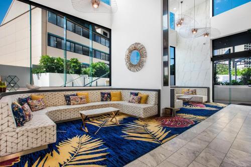 Coastal Apartment With Balcony, Parking And Pool