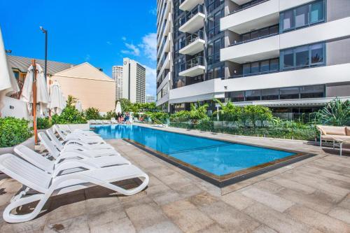 Coastal Apartment With Balcony, Parking And Pool