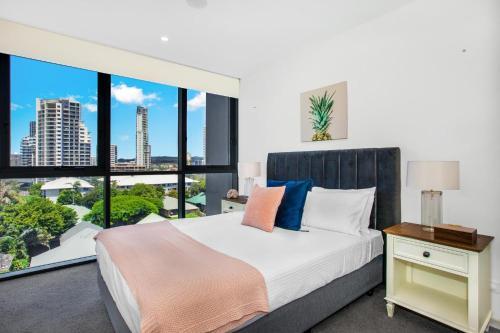 Coastal Apartment With Balcony, Parking And Pool