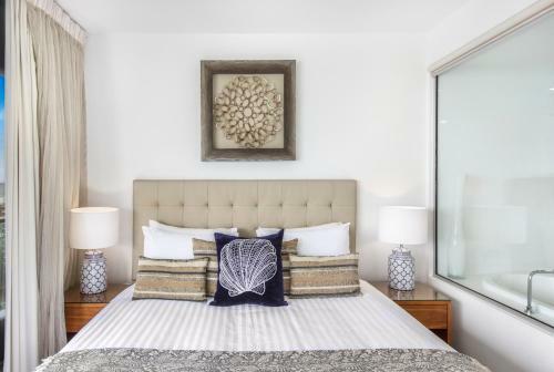 Stylish Beachside Apartment With Gym, Pool, Views