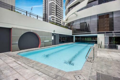 Stylish Beachside Apartment With Gym, Pool, Views