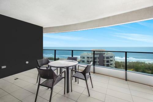 Stylish Beachside Apartment With Gym, Pool, Views