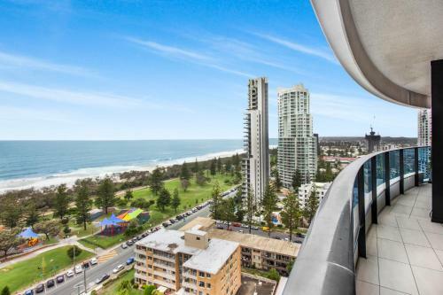Stylish Beachside Apartment With Gym, Pool, Views