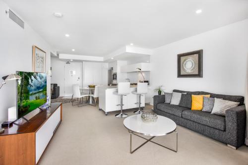 Stylish Beachside Apartment With Gym, Pool, Views