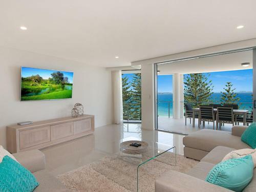 The Garland Unit 702 Beachfront Apartment In Rainbow Bay Coolangatta