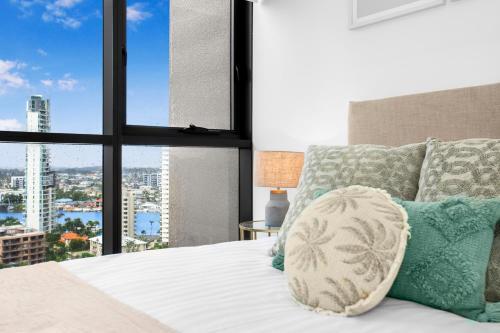 Roomy Apartment With Balcony, Parking, Ocean Views