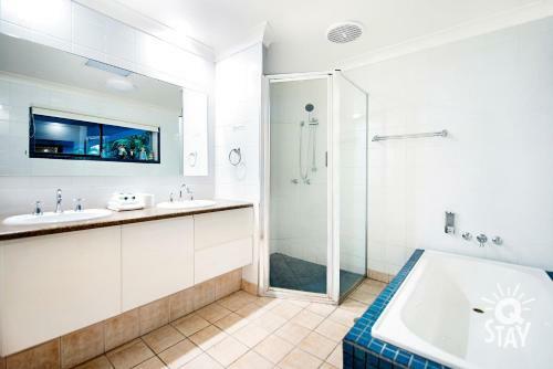 Broadbeach Waters 7 Bedroom Home With Pool - Qstay