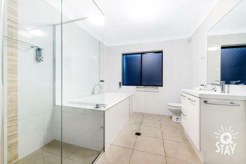 Broadbeach Waters 7 Bedroom Home With Pool - Qstay