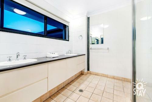 Broadbeach Waters 7 Bedroom Home With Pool - Qstay