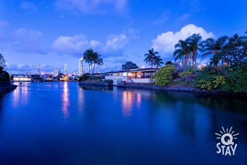 Broadbeach Waters 7 Bedroom Home With Pool - Qstay