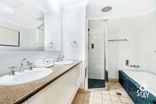 Broadbeach Waters 7 Bedroom Home With Pool - Qstay