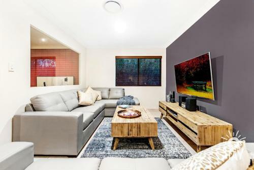 Broadbeach Waters 7 Bedroom Home With Pool - Qstay