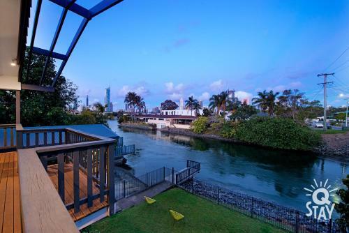 Broadbeach Waters 7 Bedroom Home With Pool - Qstay