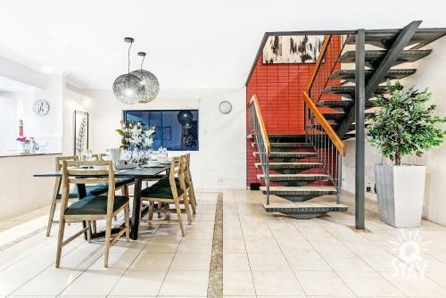 Broadbeach Waters 7 Bedroom Home With Pool - Qstay