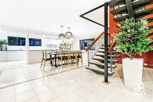 Broadbeach Waters 7 Bedroom Home With Pool - Qstay