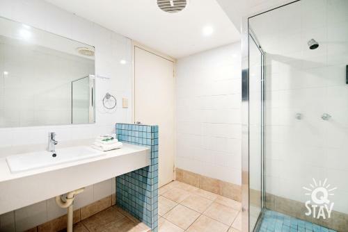 Broadbeach Waters 7 Bedroom Home With Pool - Qstay